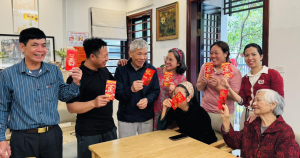 Ông bà cùng cán bộ nhân viên nhận những chiếc lì xì năm mới