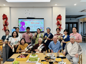 Người cao tuổi và cán bộ nhân viên tại Dưỡng lão Tâm An Nhiên chụp ảnh kỷ niệm Ngày Quốc tế Phụ nữ 08/03