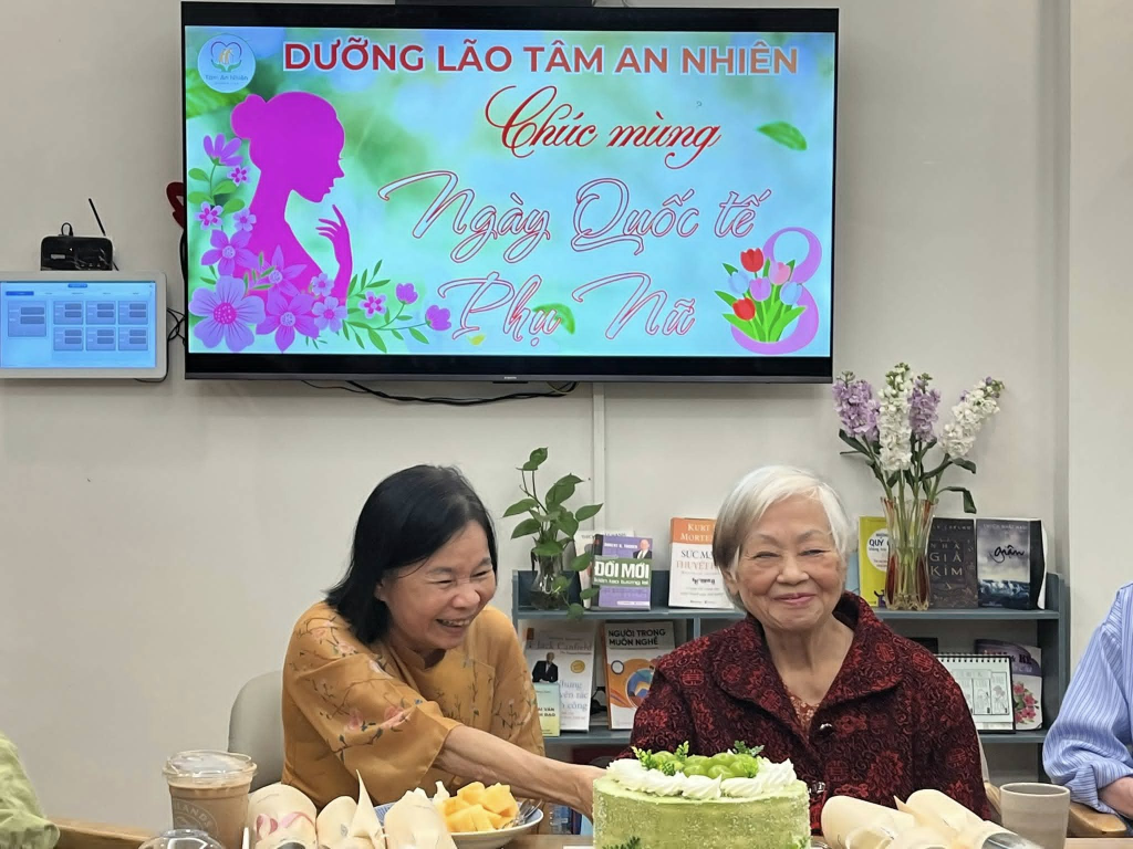 Người cao tuổi và cán bộ nhân viên tại Dưỡng lão Tâm An Nhiên chụp ảnh kỷ niệm chương trình chúc mừng Ngày Quốc tế Phụ nữ 08/03